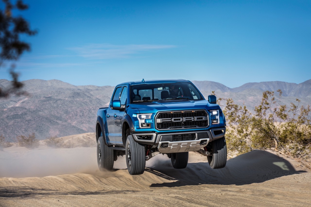 440ford ram 1500 rebel trx 2021 vs ford f 150 raptor 2021 f 150 raptor bleu metalique dans les airs sur route de sable 1 0 laval montreal