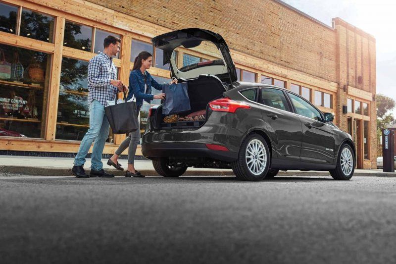 Family with car 800x533