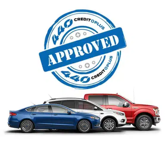 Trois voitures alignées, badge d'approbation "440 Credit Plus" en arrière-plan.