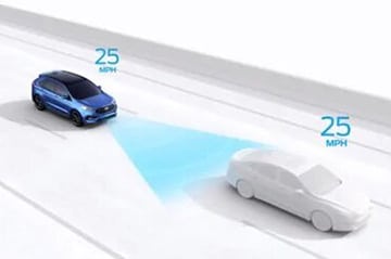 Voiture bleue utilisant un système d'assistance de conduite à 25 MPH, détectant une voiture blanche devant.