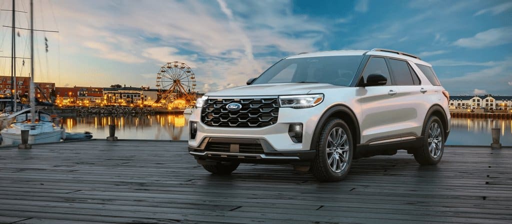 Ford Explorer 2026, vue avant de trois quarts sur un quai de bois au bord d'un port