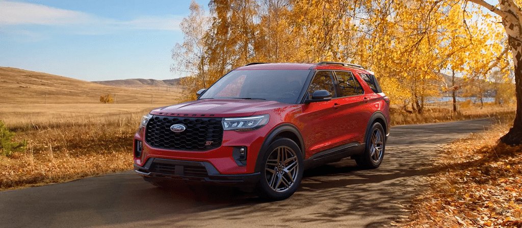 Ford Explorer 2026, vue avant trois-quarts sur une route de campagne automnale