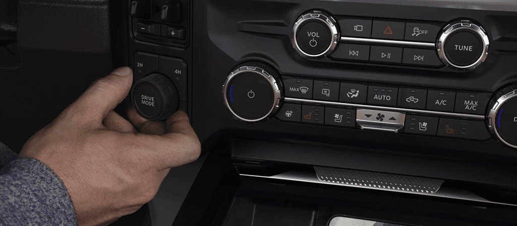 Ford Super Duty F-250 2026, main gauche sur le bouton Drive Mode et commandes du tableau de bord