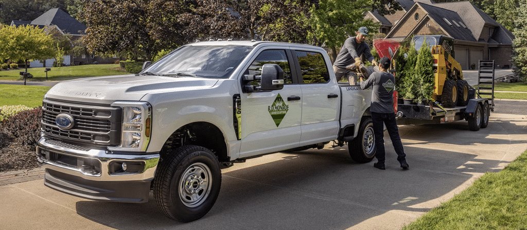 Ford Super Duty F-250 2026, vue avant de trois quarts sur une entrée de maison
