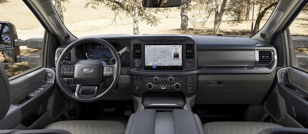 Ford Super Duty F-250 2026, habitacle, volant et écran central dans un décor boisé
