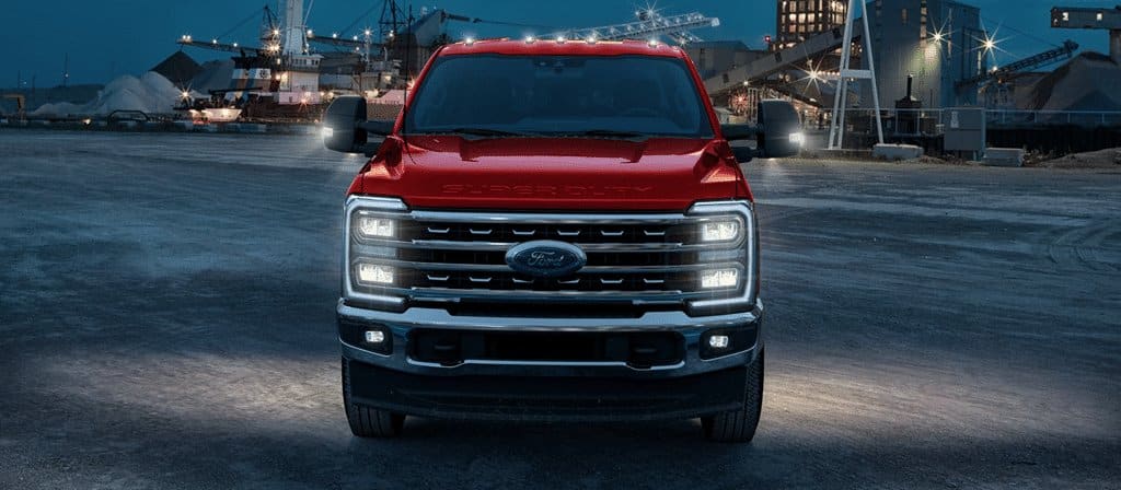 Ford Super Duty F-250 2026, vue avant sur un quai portuaire éclairé la nuit